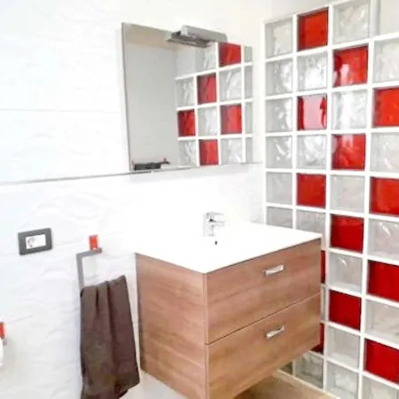 With One Bedroom In With Balcony And Wifi 2 Km From The Beach דירה