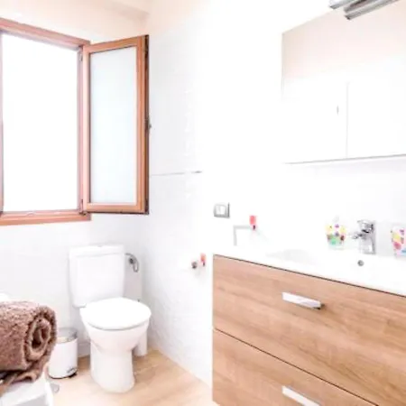 With One Bedroom In With Balcony And Wifi 2 Km From The Beach דירה *